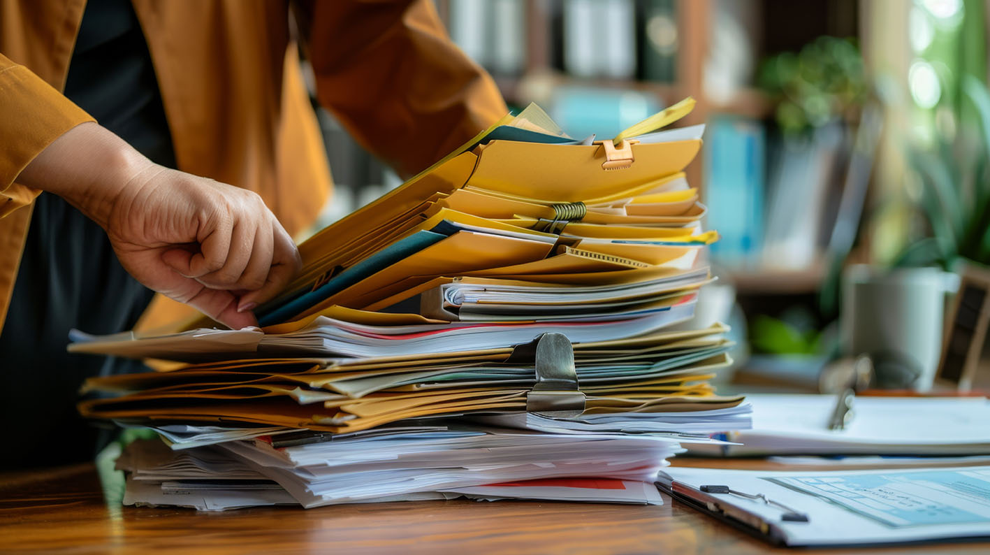 Γυναίκα τακτοποιεί έγγραφα