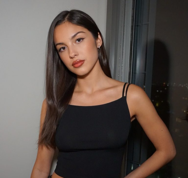 Olivia Rodrigo με λαμπερά μαλλιά