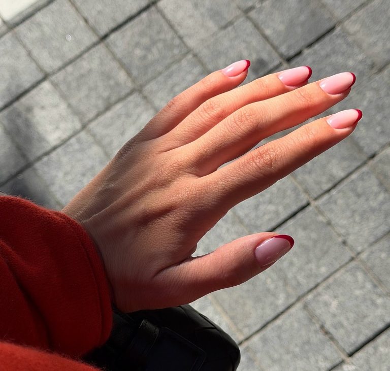 Όμορφα χέρια ενυδατωμένα με γαλλικό μανικιούρ με μπορντό άκρες