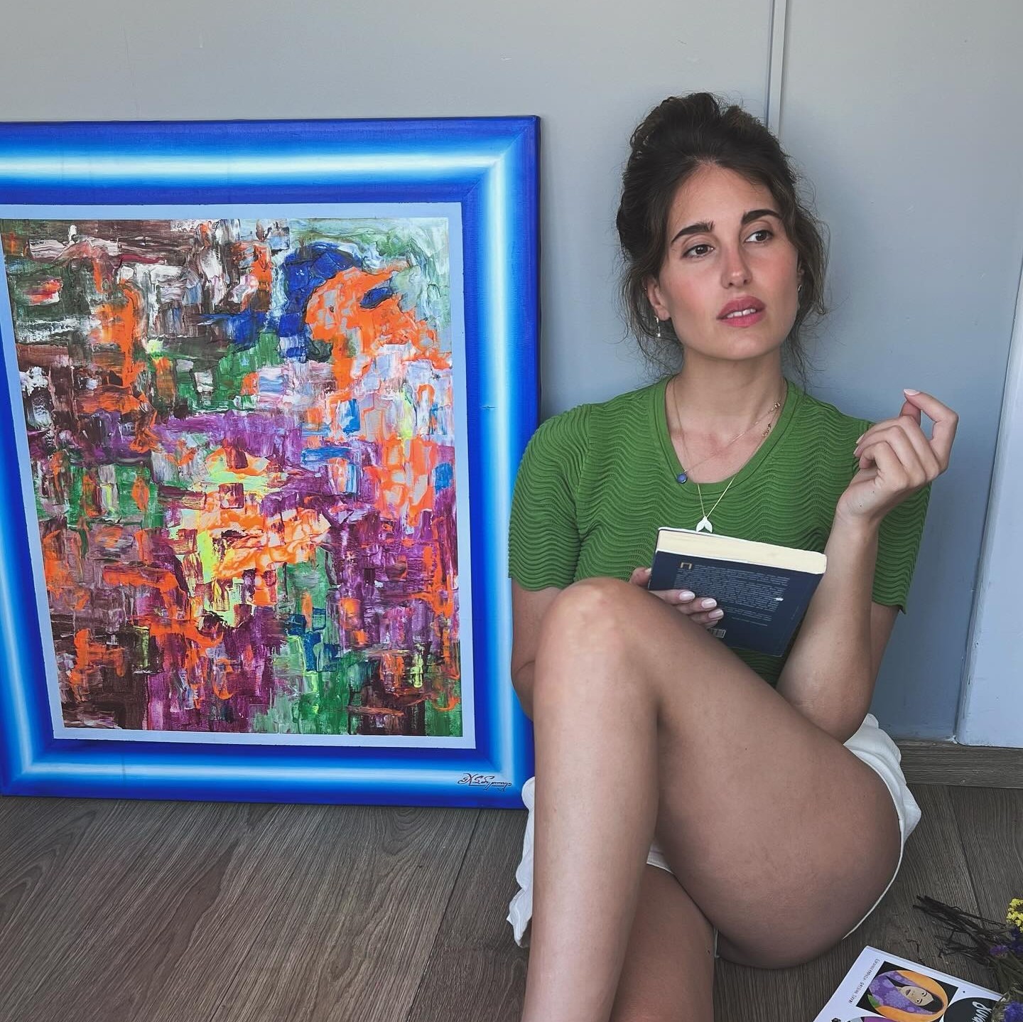 Η Παυλίνα Βουλγαράκη δίπλα σε έναν πίνακα ζωγραφικής