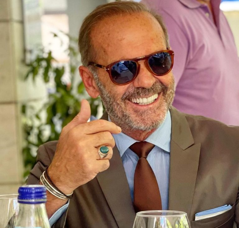 Ο πέτρος Κωστόπουλος με κοστούμι και γυαλιά ηλίου