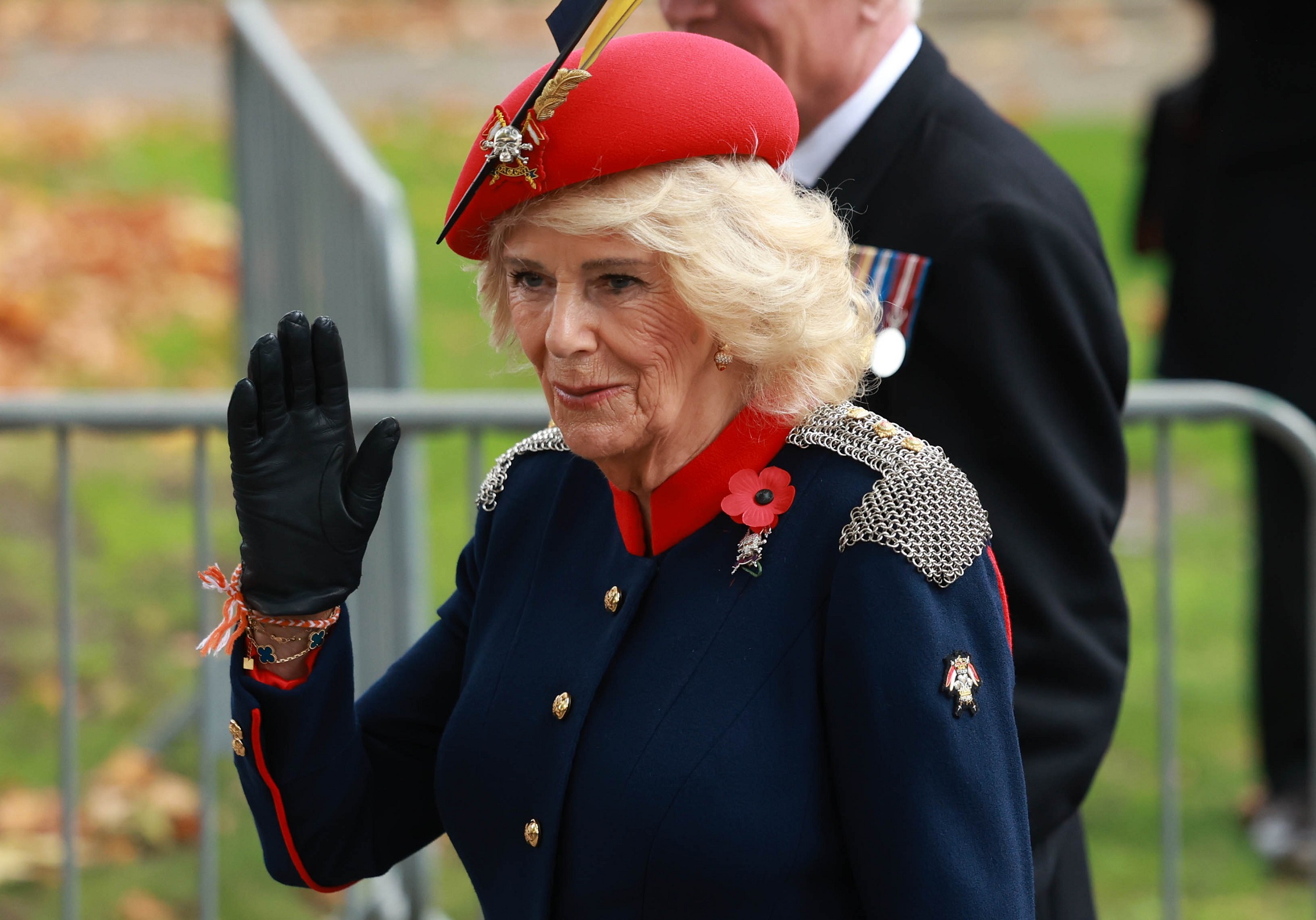 Η βασίλισσα Camilla χαιρετά μέλη των ενόπλων δυνάμεων ενώ παρευρίσκεται στην 97η επέτειο του Πεδίου της Μνήμης στο Αββαείο του Ουέστμινστερ στο Λονδίνο, 6 Νοεμβρίου 2025