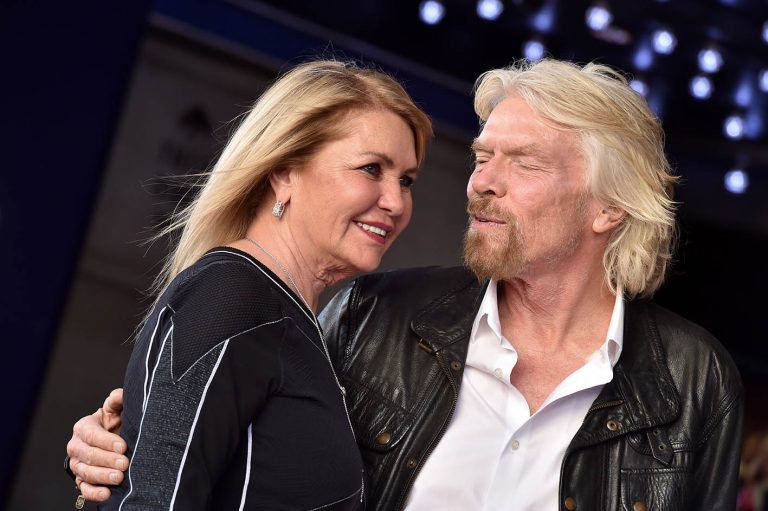 Ο Sir Richard Branson και η σύζυγός του Joan Templeman στην τελετή απονομής του αστεριού του στη Λεωφόρο της Δόξας στο Χόλιγουντ στις 16 Οκτωβρίου 2018.