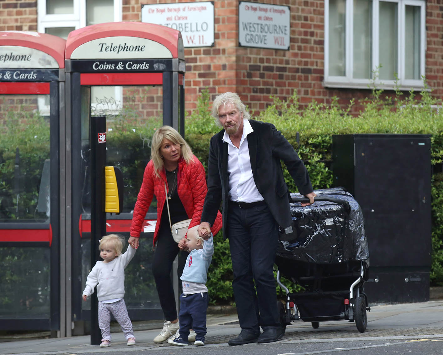 Ο Sir Richard Branson με τη σύζυγό του Joan με και τα εγγόνια τους στο Notting Hill στις 20 Ιουνίου 2016 στο Λονδίνο.