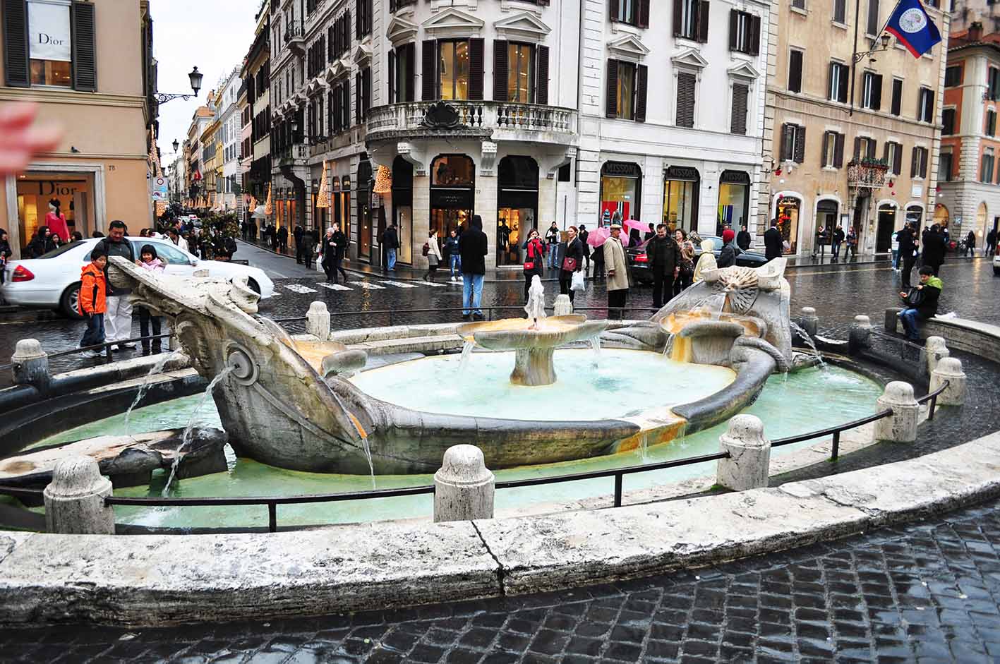 Στο κέντρο της Ρώμης στα Ισπανικά Σκαλιά βρίσκεται το γνωστό σιντριβάνι, Φοντάνα ντελα Μπαρκάτσια. 