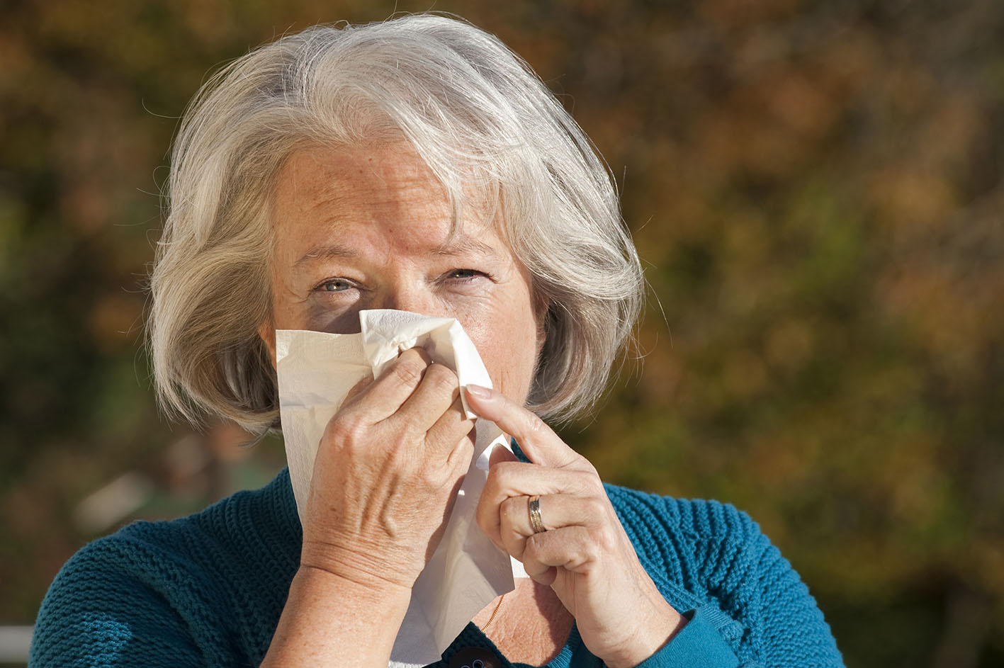 Γυναίκα ηλικιωμένη με αλλεργία ή γρίππη