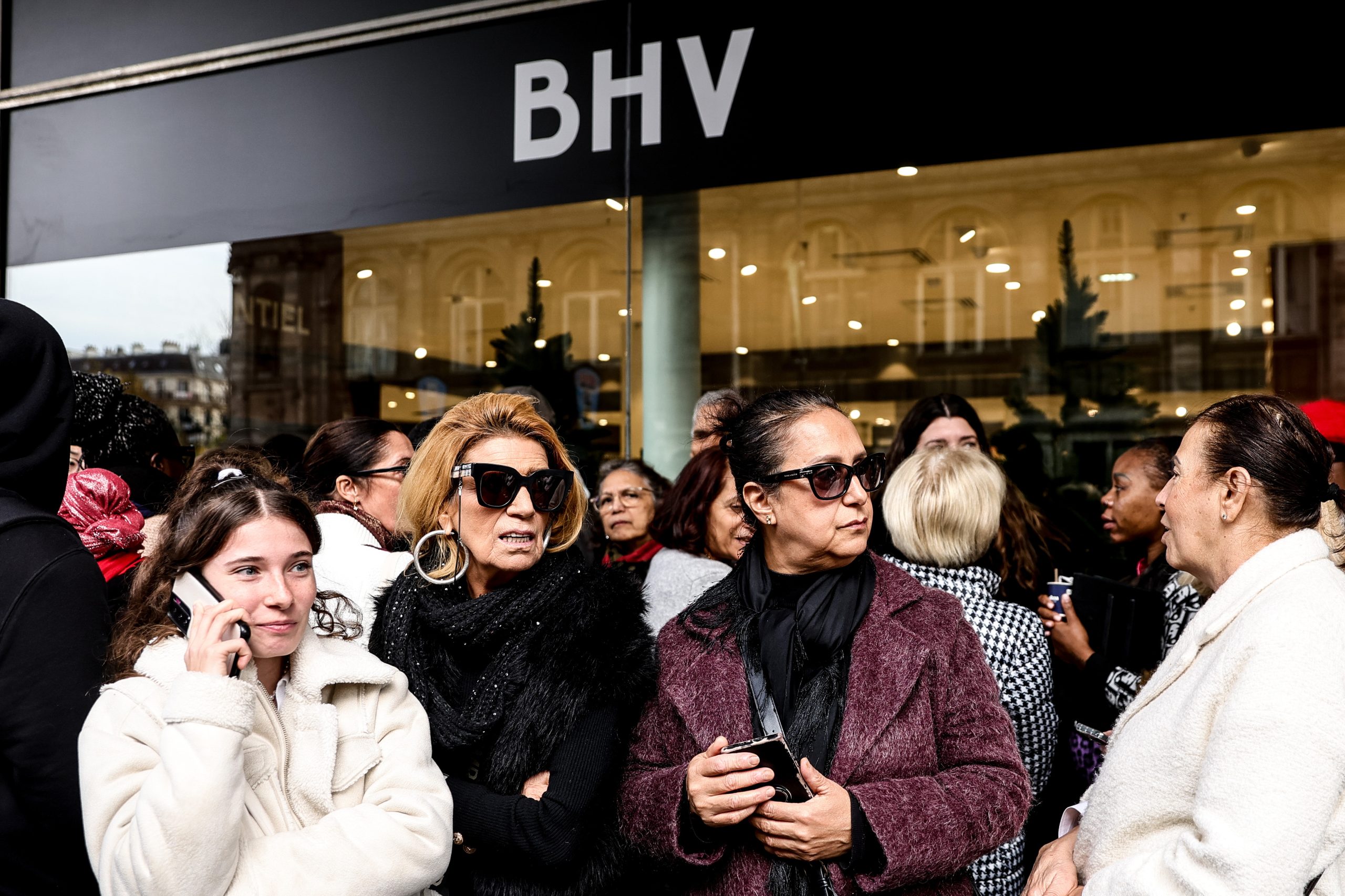 Άνθρωποι σχηματίζουν ουρές έξω από το κατάστημα BHV περιμένοντας το άνοιγμα του Shein, 5 Νοεμβρίου 2025 