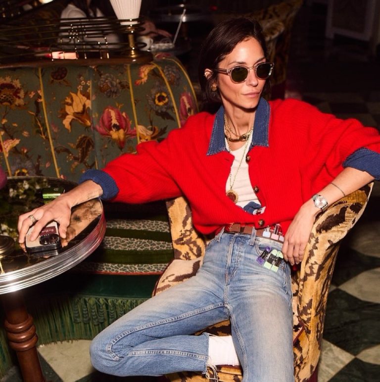 Η Σοφία Καρβέλα με γυαλιά ηλίου και κόκκινο τζάκετ