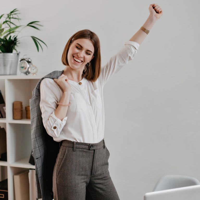 Χαρούμενη επιτυχημένη γυναίκα