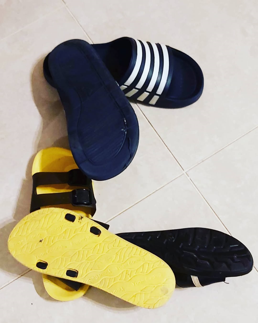 Παντόφλες ανάποδα βαλμένες