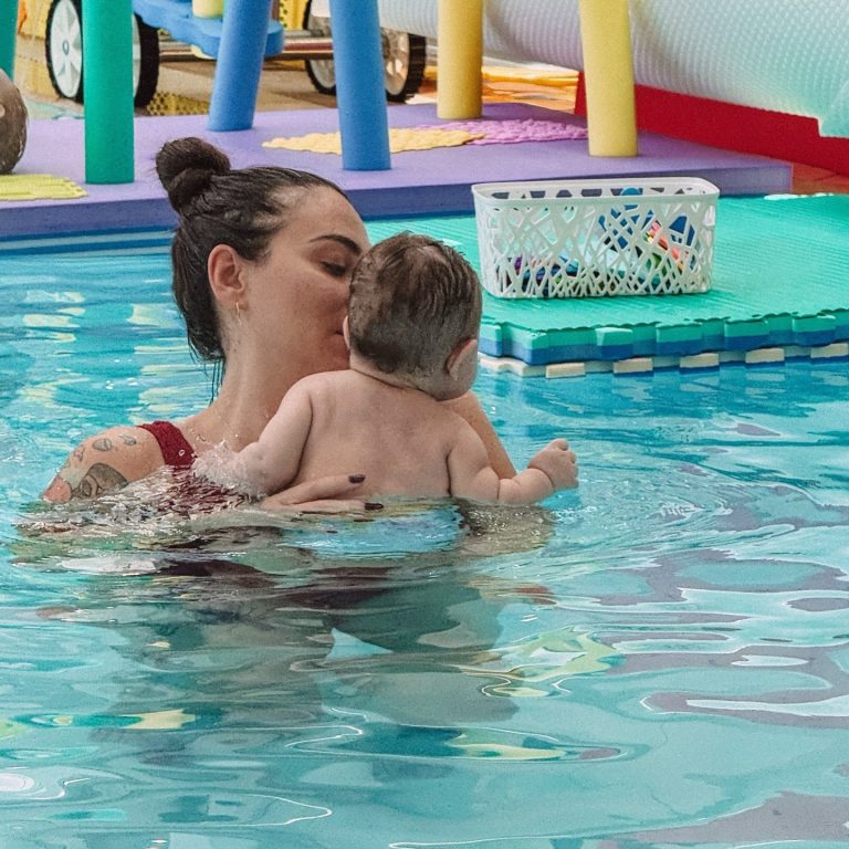 Η Ευρυδίκη Βαλαβάνη με τον γιο της για baby swimming