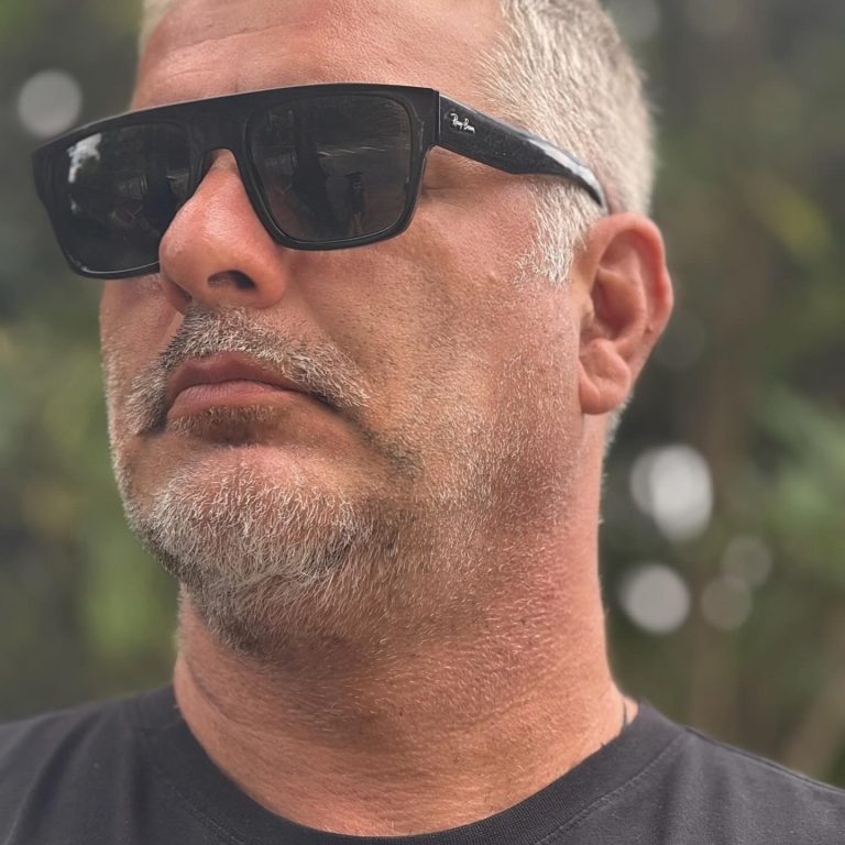 Ο Βασίλης Μπισμπίκης με γυαλιά ηλίου