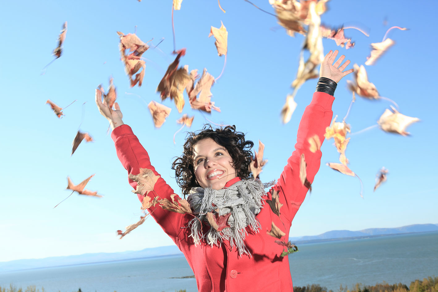 Γυναίκα χαρούμενη στη φύση το φθινόπωρο