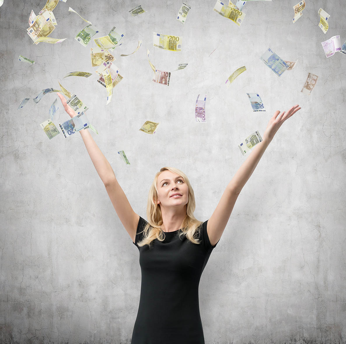 Γυναίκα χαρούμενη με ευρω να πετάνε γύρω της