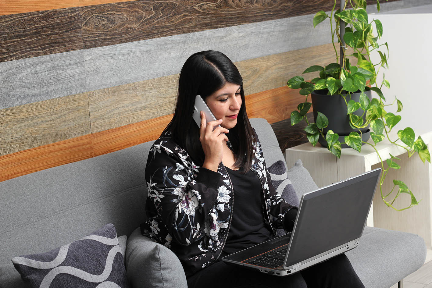 Γυναίκα με παραπάνω κιλά δουλεύει στο κομπιούτερ