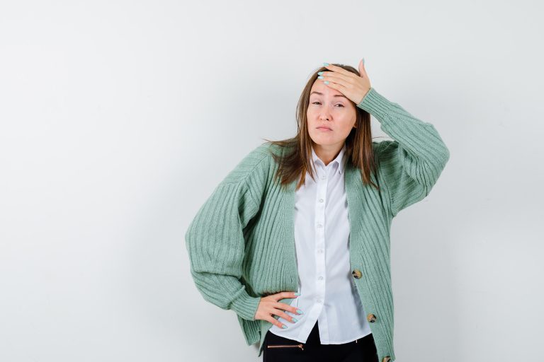 Γυναίκα με πονοκέφαλο, ζαλάδα ή ίλιγγο