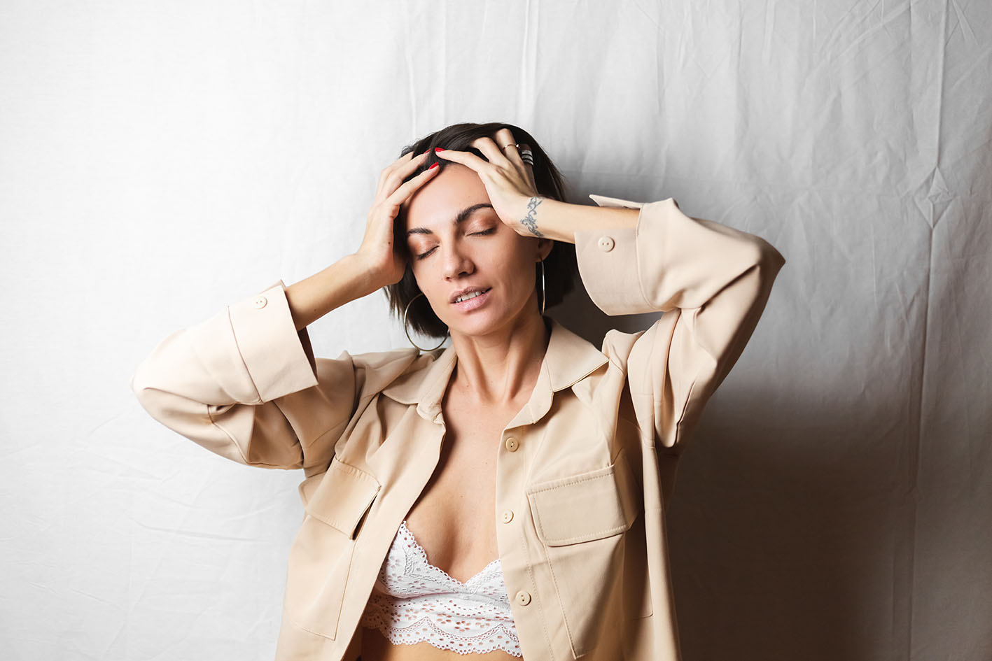 Αν νιώθετε ζάλη ή τάση για λιποθυμία μπορεί να είστε αφυδατωμένοι. Στη φωτογραφία γυναίκα με πονοκέφαλο, ζαλάδα ή ίλιγγο