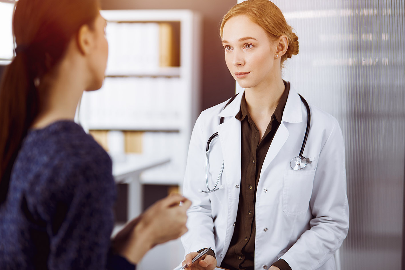 Γυναίκα εξηγεί στον γιατρό τι νιώθει
