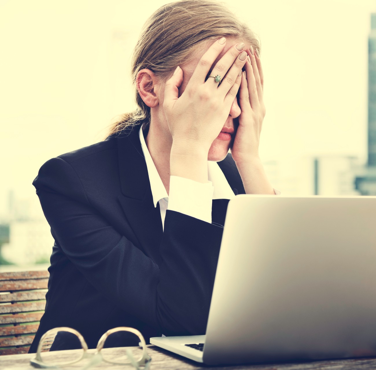 Αγχωμένη γυναίκα στο γραφείο