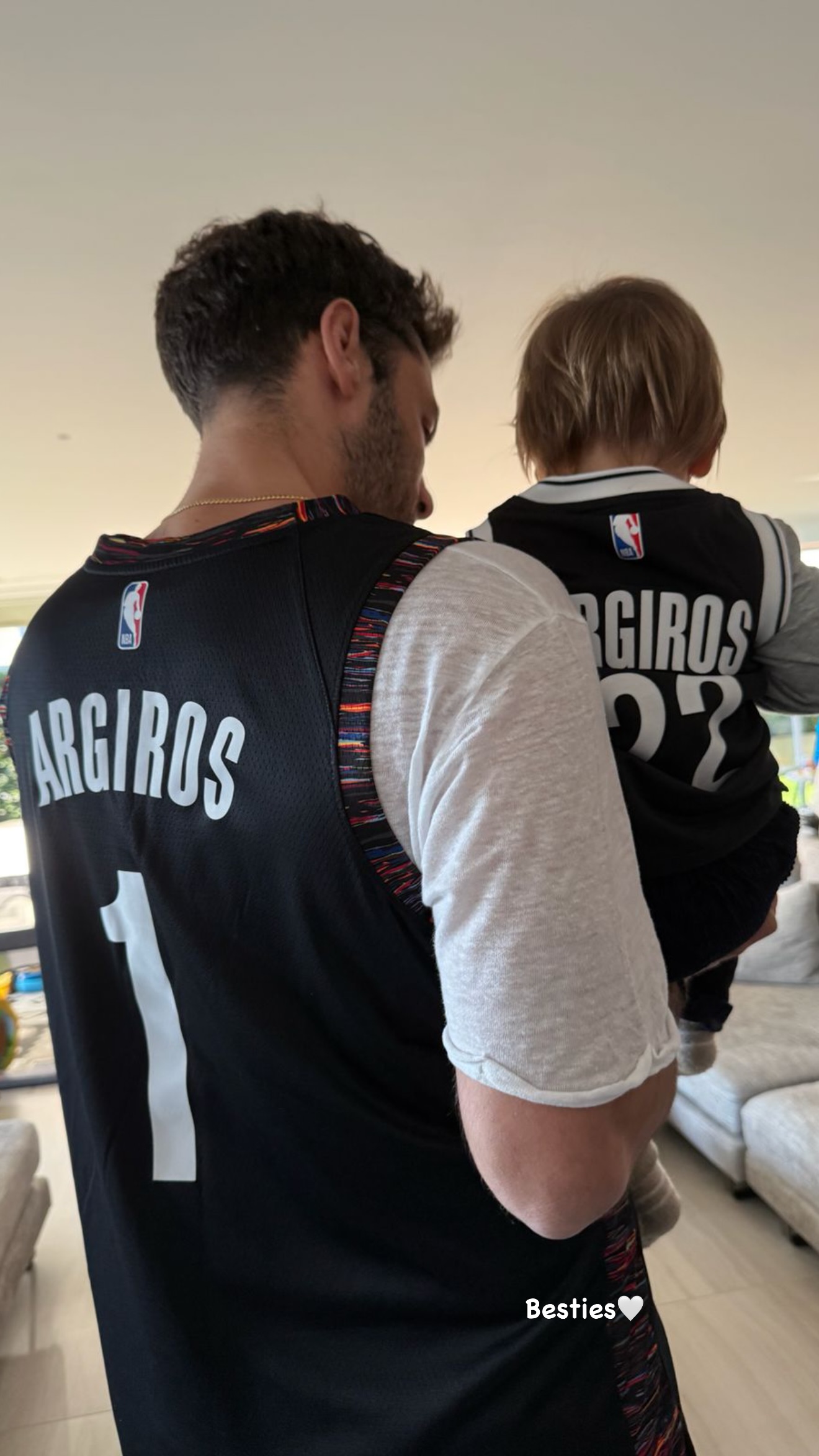 Ο Κωνσταντίνος Αργυρός αγκαλιά με τον γιο του με φανέλες ΝΒΑ