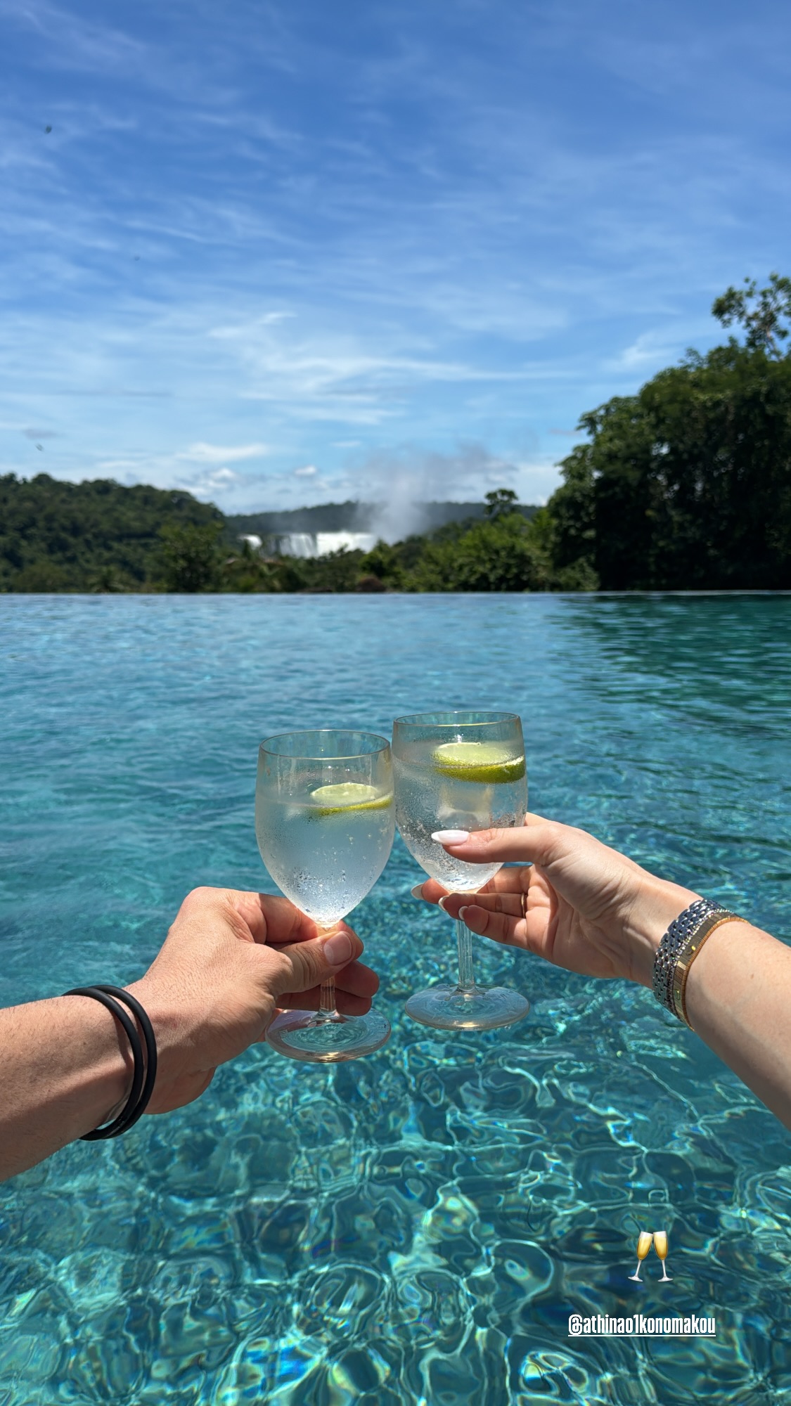 Αθηνά Οικονομάκου και Bruno Cerella πίνουν κρασί στην Αργεντινή με φόντο τους καταρράκτες