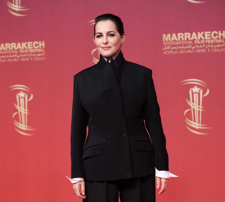 H Amira Casar στο κόκκινο χαλί κατά τη διάρκεια της όγδοης ημέρας του 22ου Διεθνούς Φεστιβάλ Κινηματογράφου του Μαρακές στις 5 Δεκεμβρίου 2025 στο Μαρακές του Μαρόκου. Nτυμένη με Dior μαύρο μάλλινο και μεταξωτό κοστούμι με λευκό βαμβακερό πουκάμισο.