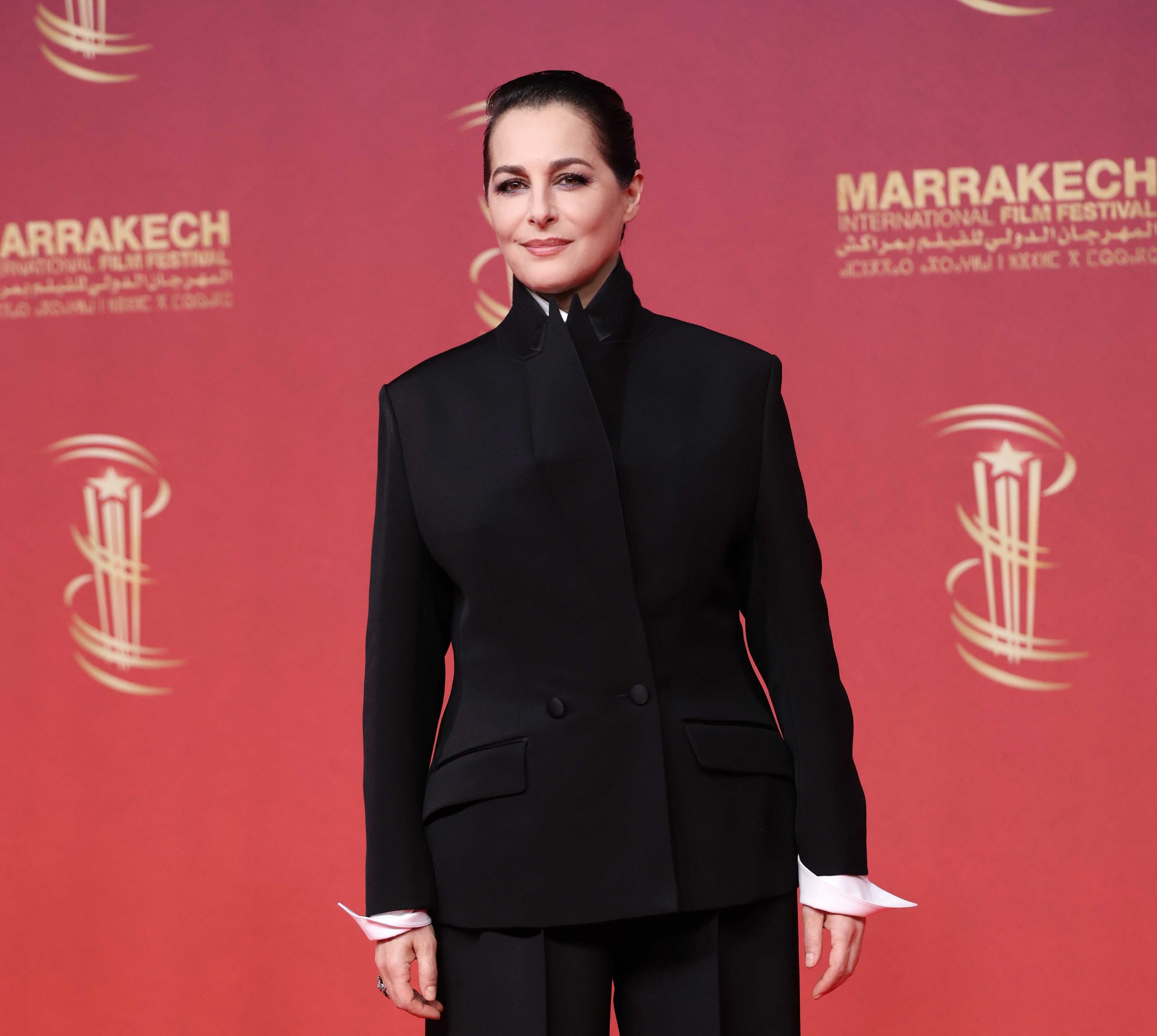 H Amira Casar στο κόκκινο χαλί κατά τη διάρκεια της όγδοης ημέρας του 22ου Διεθνούς Φεστιβάλ Κινηματογράφου του Μαρακές στις 5 Δεκεμβρίου 2025 στο Μαρακές του Μαρόκου. Nτυμένη με Dior μαύρο μάλλινο και μεταξωτό κοστούμι με λευκό βαμβακερό πουκάμισο.