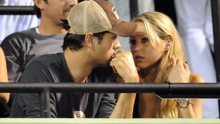 O Enrique Iglesias και η Anna Kournikova παρακολουθούν τον αγώνα της Serena Williams εναντίον της αδελφής της, Venus Williams, στο πλαίσιο του Sony Ericsson Open Tennis στο Key Biscayne της Φλόριντα, 2 Απριλίου 2009