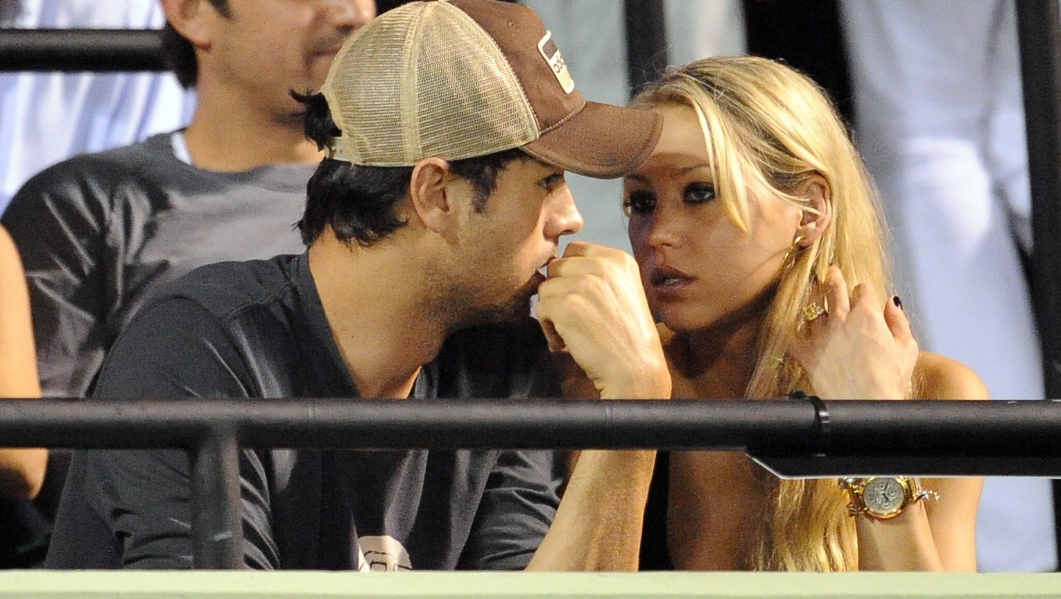 O Enrique Iglesias και η Anna Kournikova παρακολουθούν τον αγώνα της Serena Williams εναντίον της αδελφής της, Venus Williams, στο πλαίσιο του Sony Ericsson Open Tennis στο Key Biscayne της Φλόριντα, 2 Απριλίου 2009