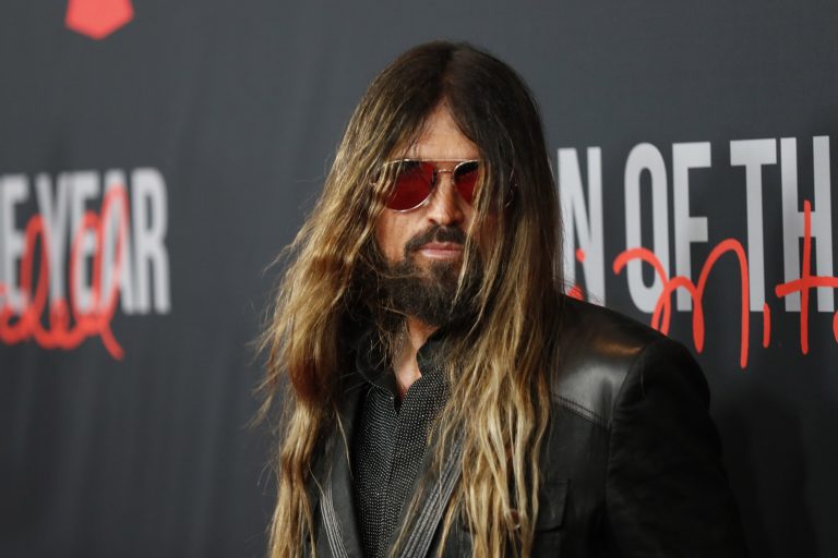 O Billy Ray Cyrus στο κόκκινο χαλί του γκαλά 31st Annual Musicares Person of the Year στο MGM Grand Conference Center του Λας Βέγκας, 1 Απριλίου 2022