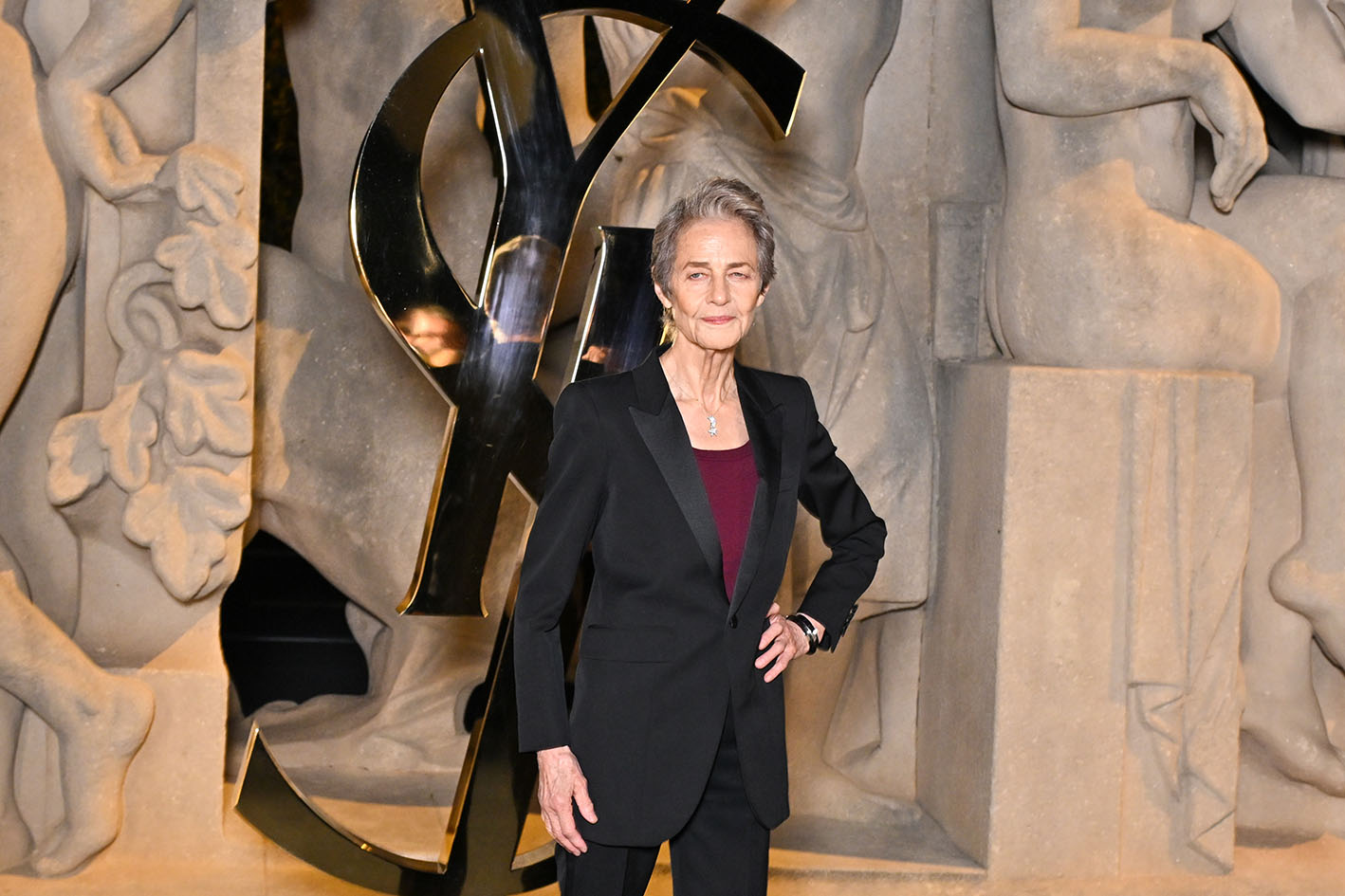 Η Charlotte Rampling στην επίδειξη γυναικείας ένδυσης Saint Laurent Άνοιξη/Καλοκαίρι 2026 στο πλαίσιο της Εβδομάδας Μόδας του Παρισιού στις 29 Σεπτεμβρίου 2025 στο Παρίσι της Γαλλίας.