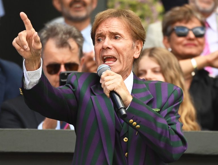 Ο σερ Cliff Richard τραγουδά με αφορμή την 100ή επέτειο του Centre Court πριν από τον αγώνα του 4ου γύρου των γυναικών μεταξύ της Heather Watson από τη Βρετανία και της Jule Niemeier από τη Γερμανία στο πρωτάθλημα του Wimbledon, στις 3 Ιουλίου 2022