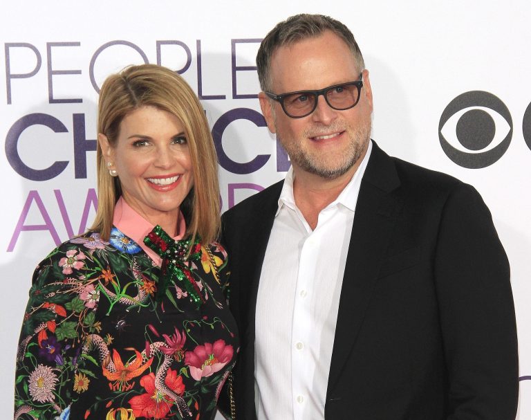 H Lori Loughlin και ο Dave Coulier φθάνουν στα 2017 People's Choice Awards στο Microsoft Theater του Λος Άντζελες, 18 Ιανουαρίου 2017