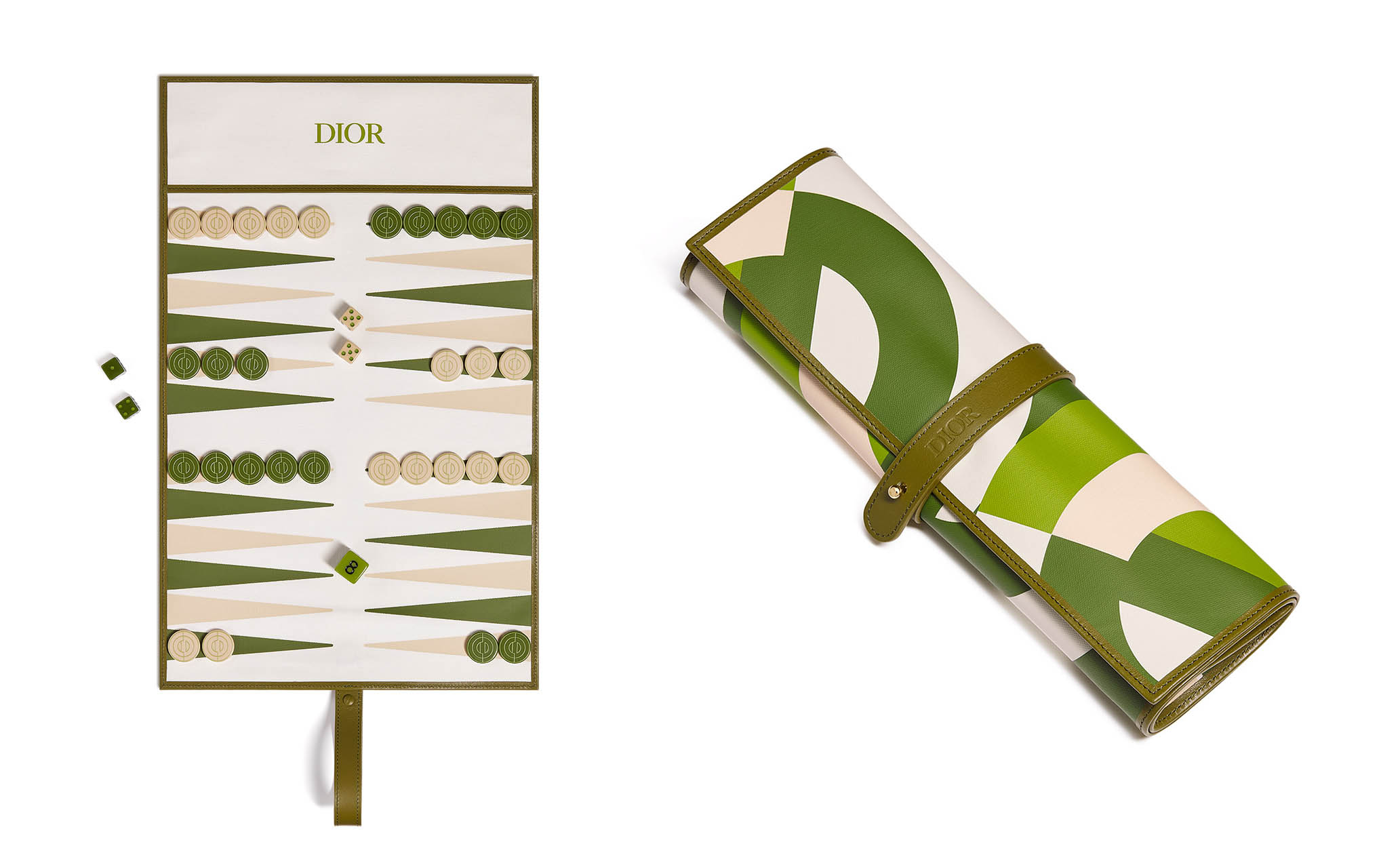 Σετ τάβλι ταξιδιού της Dior, ειδικά η έκδοση "Green CD Entrelacés Cotton and Cowhide Leather". Είναι κατασκευασμένο από 52% βαμβάκι και 9% δέρμα βοοειδών, με πούλια από PMMA και μεταλλικά στοιχεία από ορείχαλκο με χρυσό φινίρισμα. Όταν είναι τυλιγμένο, έχει διαστάσεις περίπου 10 x 30 cm, καθιστώντας το φορητό. Κατασκευάζεται στη Γαλλία.