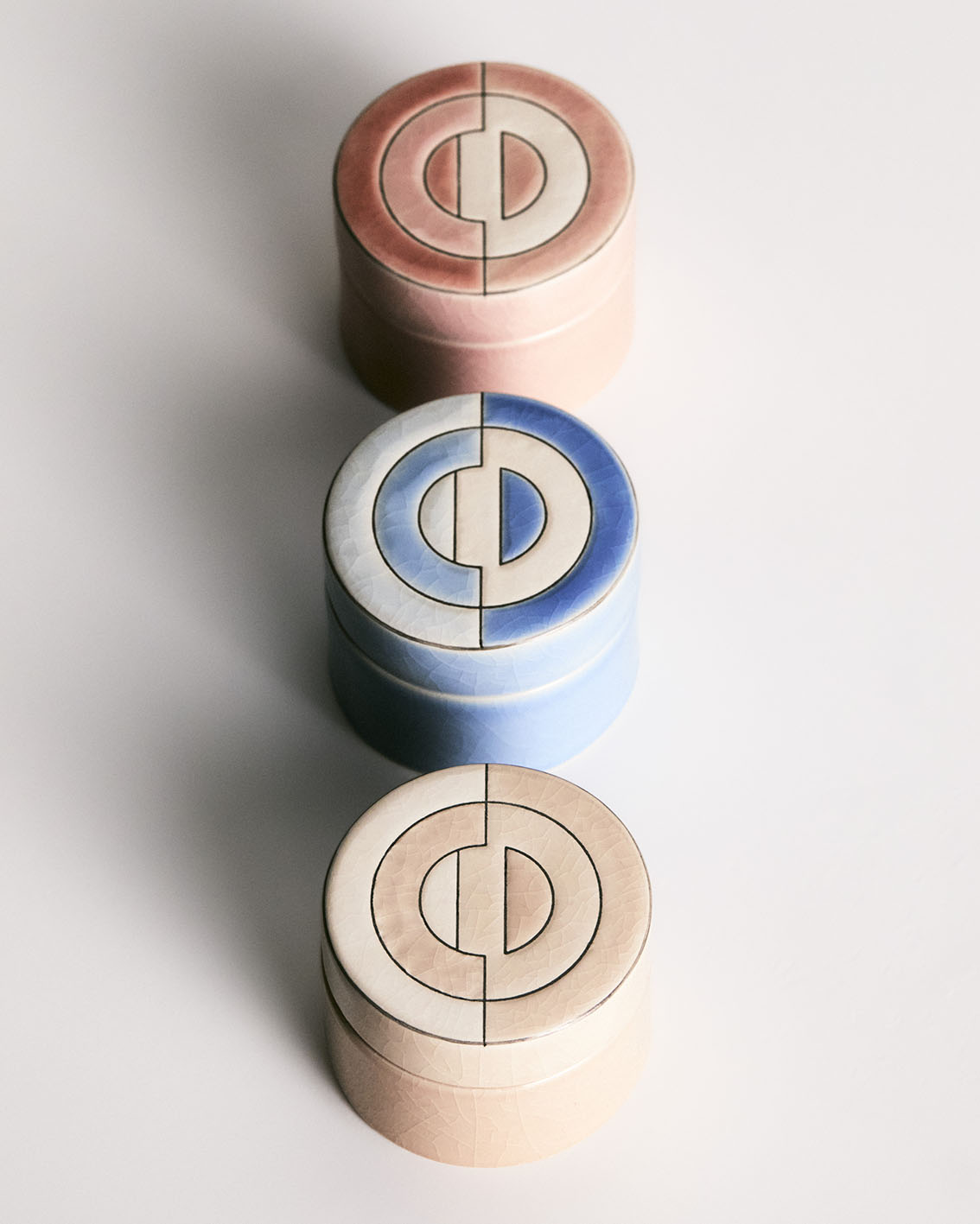 Θήκες για βρεφικά δόντια (baby tooth boxes) από τη συλλογή CD Entrelacés της Dior Maison, η οποία δημιουργήθηκε σε συνεργασία με τη Manufacture des Émaux de Longwy.