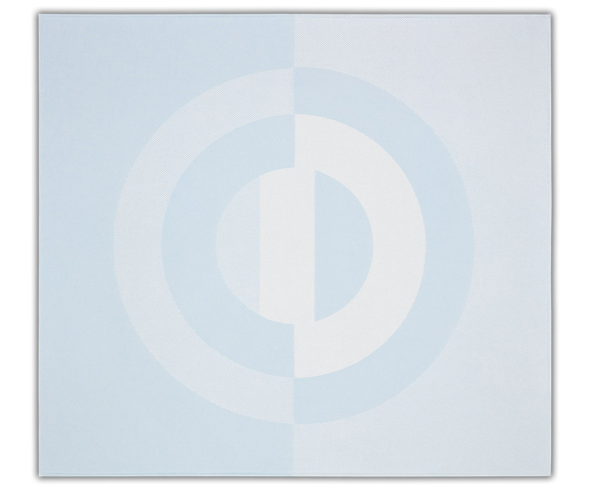 Η κουβέρτα παρουσιάζεται ως μέρος της συλλογής CD Entrelacés της Cordelia de Castellane. Κατασκευασμένη από μαλλί και κασμίρ, αναβαθμισμένη με λεπτές θαλασσί αποχρώσεις. 90% μαλλί, 10% κασμίρ. Κατασκευασμένο στην Ιταλία. Credit: Dior Maison / CD ENTRELACE