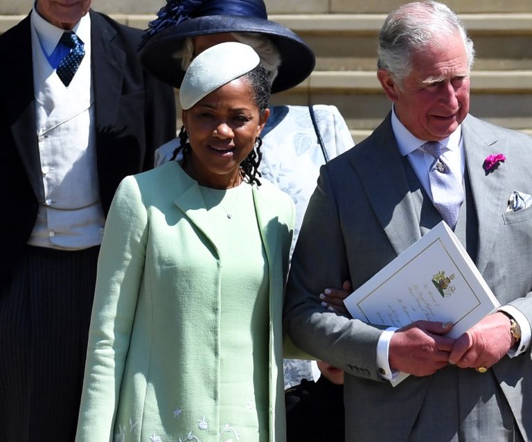 H μητέρα της Meghan, Doria Ragland αποχωρεί από το παρεκκλήσι του Αγίου Γεωργίου στο Κάστρο του Ουίνδσορ, μετά τη γαμήλια τελετή του πρίγκιπα Harry με την κόρη της, 19 Μαΐου 2018