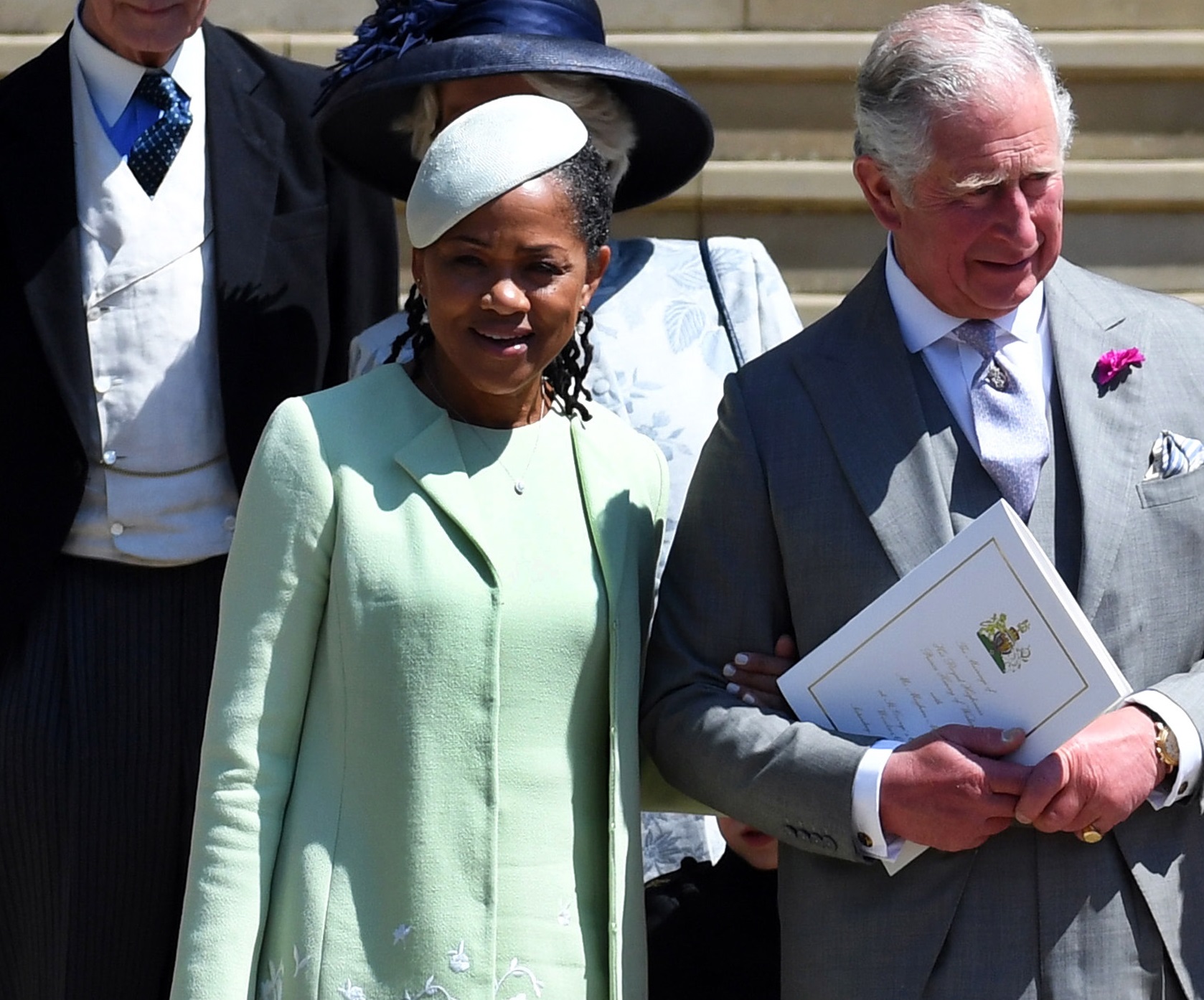 H μητέρα της Meghan, Doria Ragland αποχωρεί από το παρεκκλήσι του Αγίου Γεωργίου στο Κάστρο του Ουίνδσορ, μετά τη γαμήλια τελετή του πρίγκιπα Harry με την κόρη της, 19 Μαΐου 2018