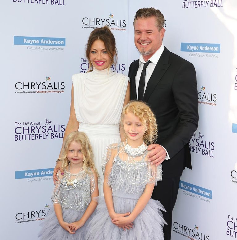 H oικογένεια του Eric Dane, η κόρη του Billie Beatrice Dane, η σύζυγός του Rebecca Gayheart-Dane και η άλλη κόρη του Georgia Dane στον ετήσιο χορό Chrysalis Butterfly Ball πριν από οκτώ χρόνια το 2017 στο Brentwood, California.