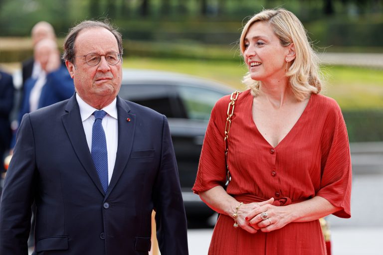 O Francois Hollande και η σύζυγός του, Julie Gayet, στο δείπνο που διοργανώνει η Διεθνής Ολυμπιακή Επιτροπή και η Γαλλική Προεδρία στο Μουσείο του Λούβρου, 25 Ιουλίου 2024