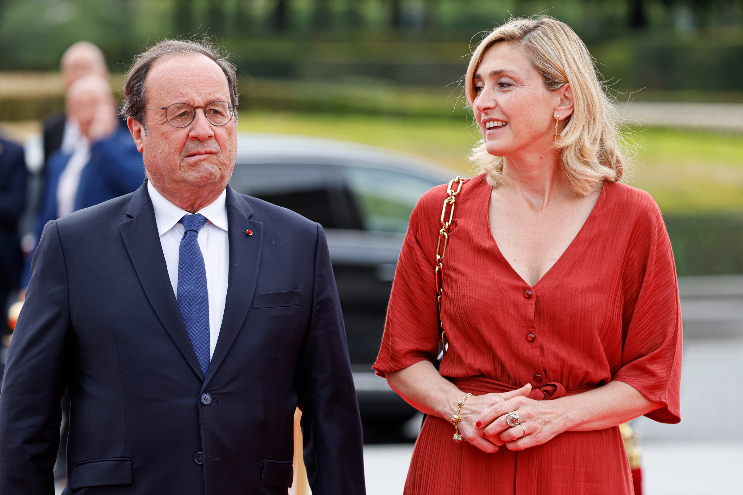 O Francois Hollande και η σύζυγός του, Julie Gayet, στο δείπνο που διοργανώνει η Διεθνής Ολυμπιακή Επιτροπή και η Γαλλική Προεδρία στο Μουσείο του Λούβρου, 25 Ιουλίου 2024