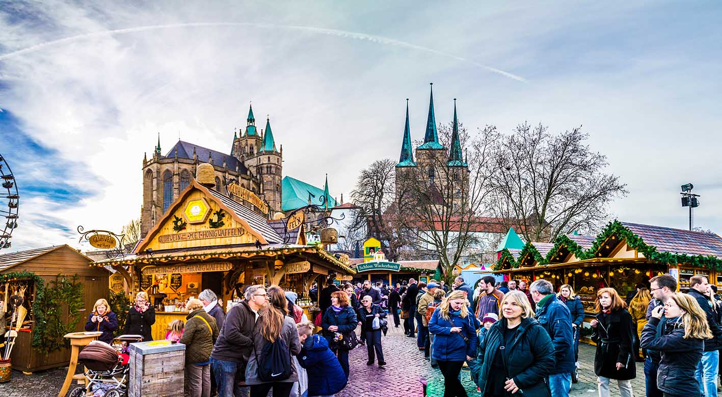 Κόσμος επισκέπτεται τη χριστουγεννιάτικη αγορά Christkindl στο Erfurt (Έρφουρτ) της Γερμανίας. Στο βάθος διακρίνεται ο καθεδρικός ναός, ο τόπος όπου εργαζόταν και ο Λούθηρος. 