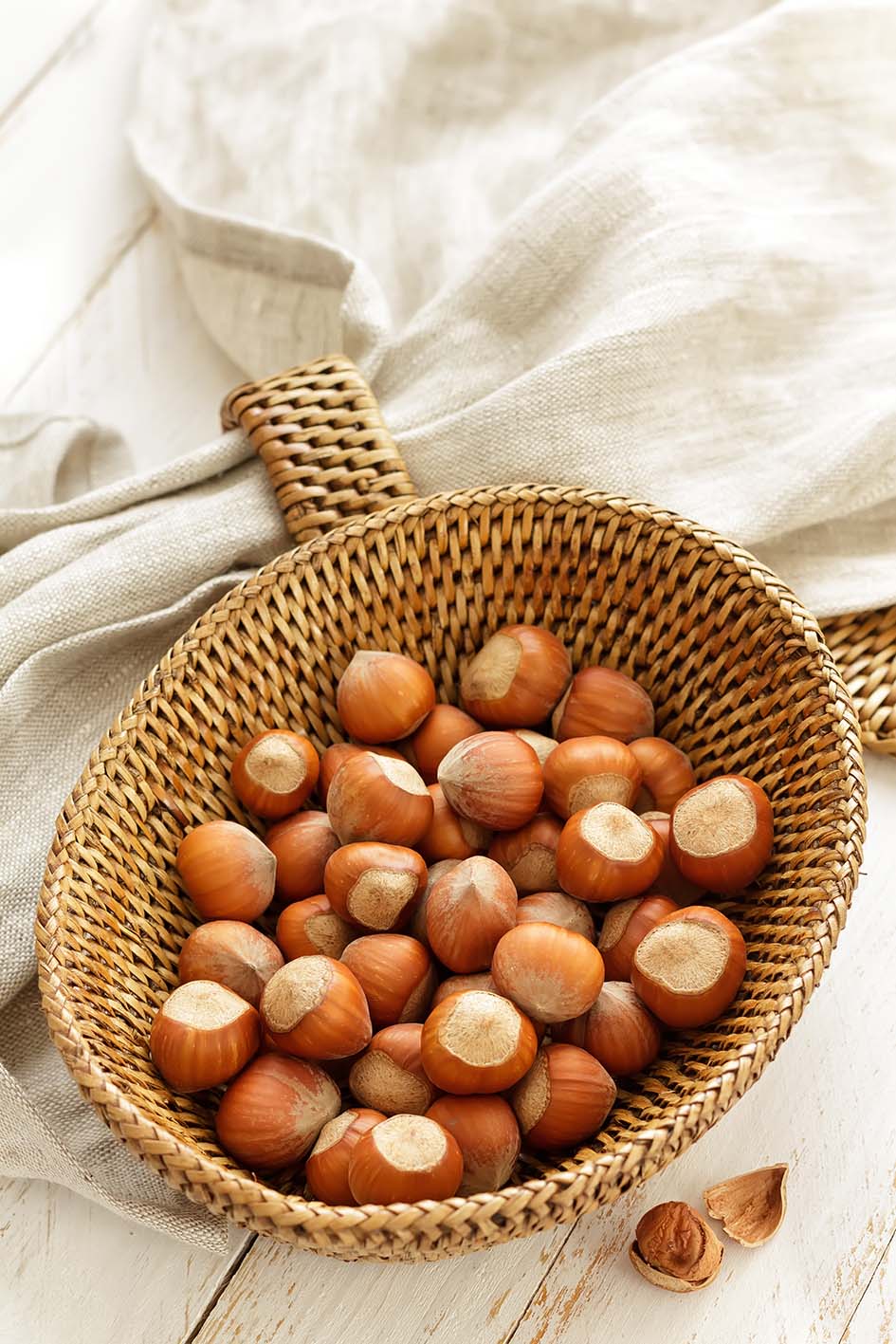 Καλάθι ψάθινο με φουντούκια