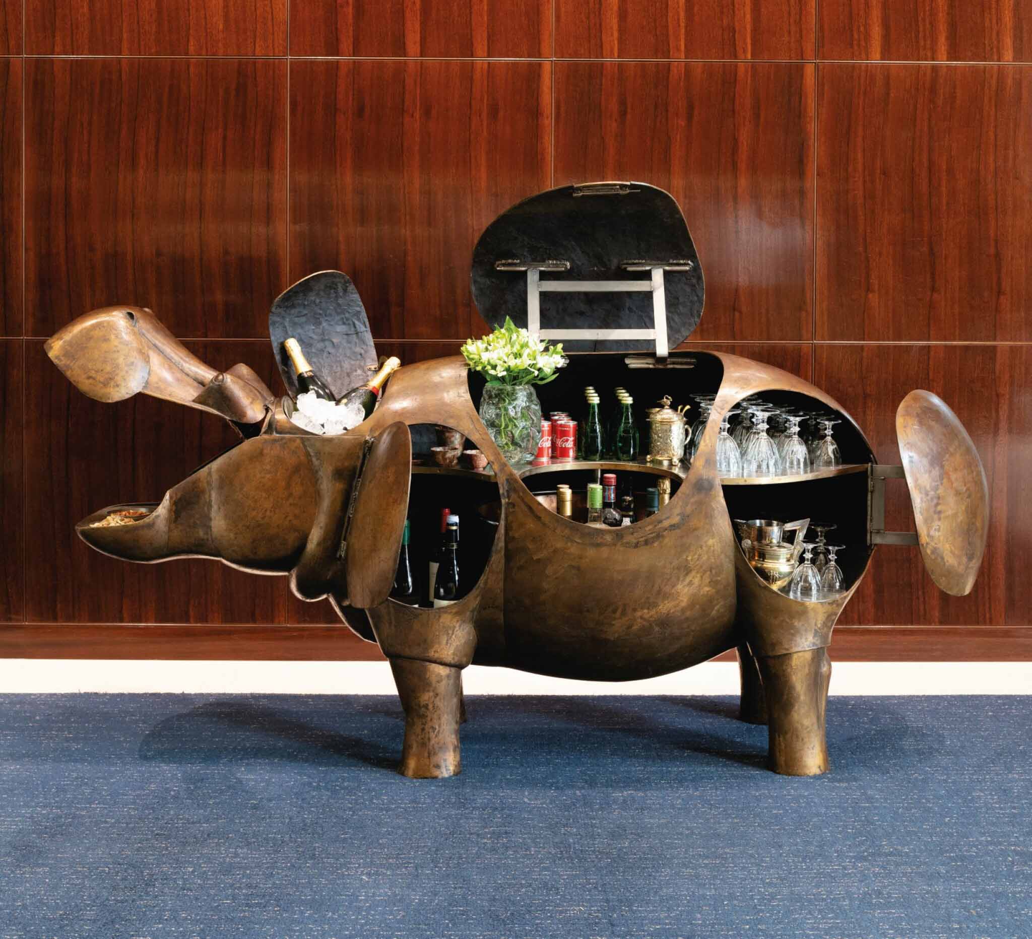 Το έπιπλο μπαρ σε σχήμα ιπποπόταμου που χτύπησε ρεκόρ πώλησης στα Sotheby's