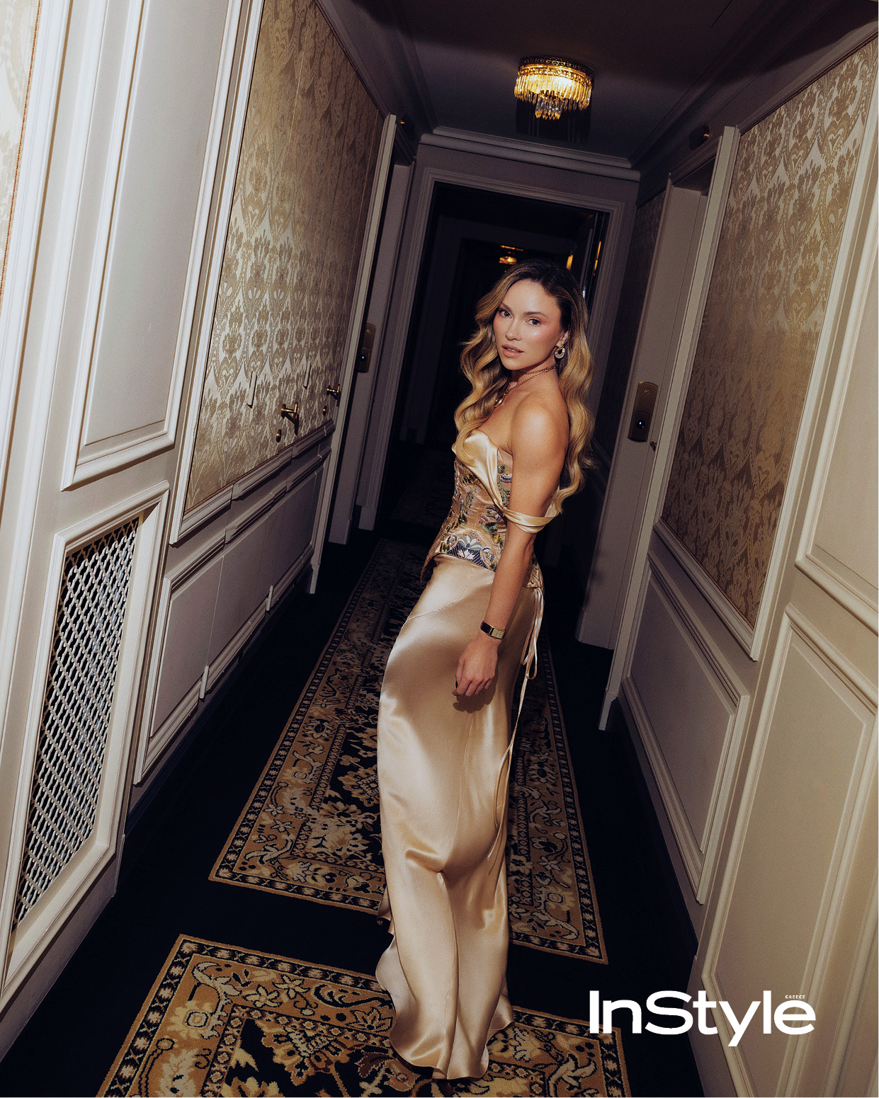 μοντέλο με γκλαμ ρουχα