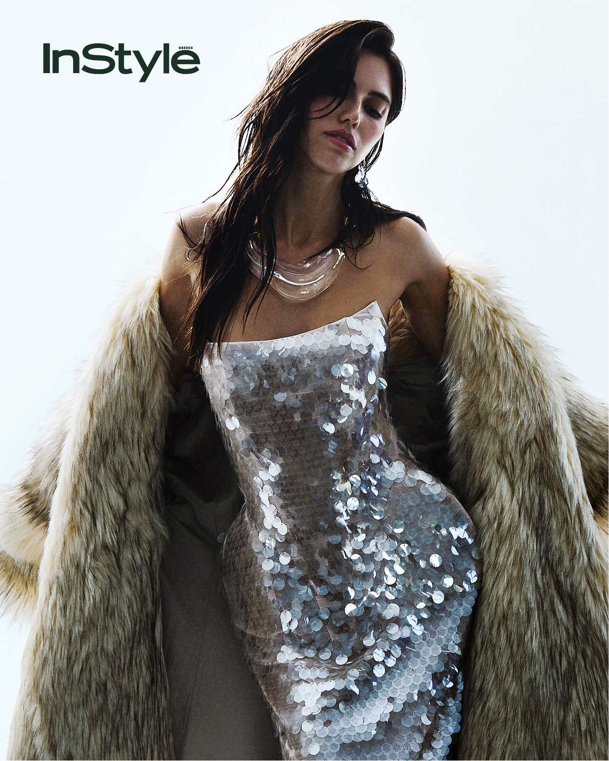 μοντέλο με γκλαμ ρουχα