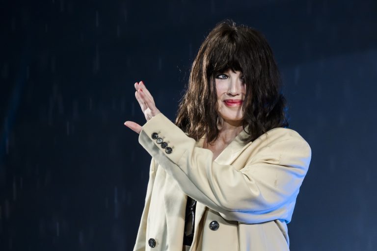 H Isabelle Adjani στη σκηνή του Piazza Grande για την ταινία "Dammi", στη διάρκεια της εναρκτήριας τελετής του 76ου Locarno International Film Festival, 2 Αυγούστου 2023