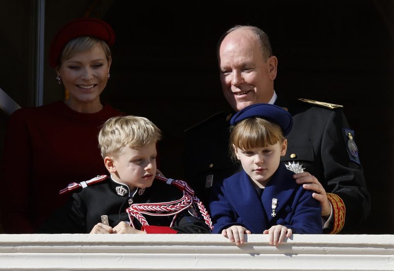 Ο πρίγκιπας Αλβέρτος και η πριγκίπισσα Charlene του Μονακό με τα δίδυμα παιδιά τους, πρίγκιπας Jacques και πριγκίπισσα Gabriella στους εορτασμούς για την Εθνική Γιορτή στο Παλάτι του Μονακό, 19 Νοεμβρίου 2023