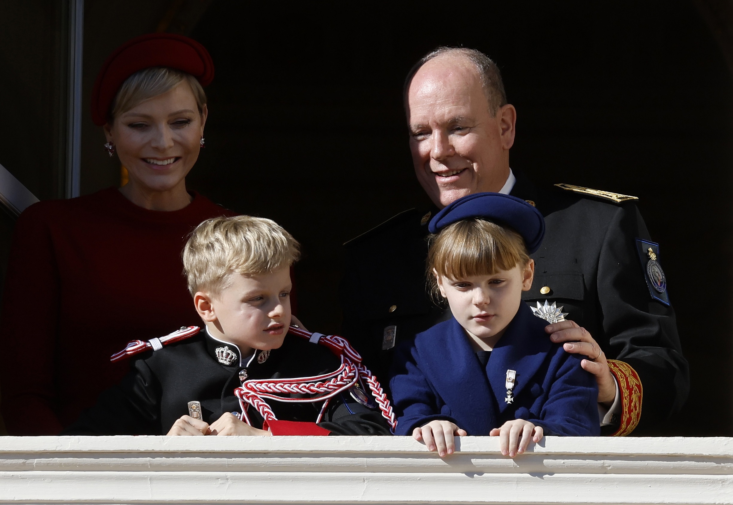 Ο πρίγκιπας Αλβέρτος και η πριγκίπισσα Charlene του Μονακό με τα δίδυμα παιδιά τους, πρίγκιπας Jacques και πριγκίπισσα Gabriella στους εορτασμούς για την Εθνική Γιορτή στο Παλάτι του Μονακό, 19 Νοεμβρίου 2023