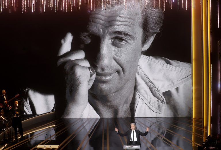 Αφιέρωμα στον Jean-Paul Belmondo, στη διάρκεια των 47ων Βραβείων Cesar στο Olympia Music Hall του Παρισιού, 25 Φεβρουαρίου 2022